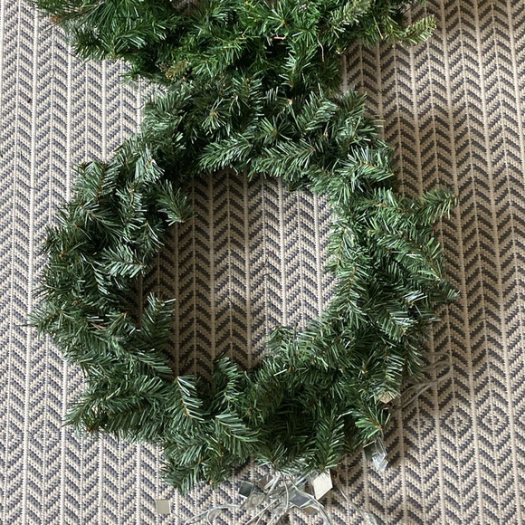 NEW WITHOUT TAGS==2 Artificial Holiday Wreaths & 2 Poinsettia Bunches - Picture 4 of 6
